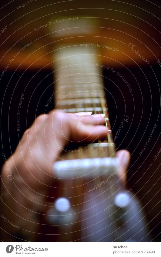 mal wieder musik machen Gitarre Gitarrenhals Gitarrensaite Hand Finger Klangkörper Musik musizieren Musiker komponieren Rockmusik Popmusik Lied hören fühlen