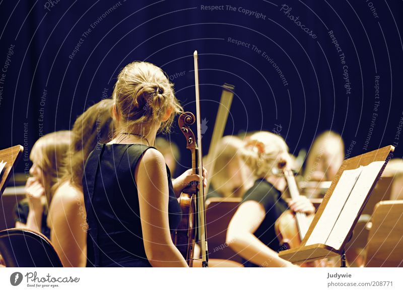 Erste Geige Freizeit & Hobby Mensch feminin Junge Frau Jugendliche 18-30 Jahre Erwachsene Kunst Musik Konzert Bühne Musiker Orchester Musiknoten Bekleidung