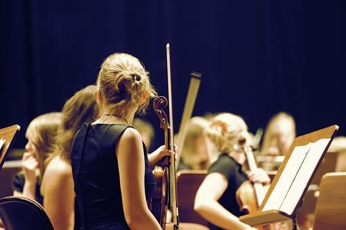 Erste Geige Freizeit & Hobby Mensch feminin Junge Frau Jugendliche 18-30 Jahre Erwachsene Kunst Musik Konzert Bühne Musiker Orchester Musiknoten Bekleidung