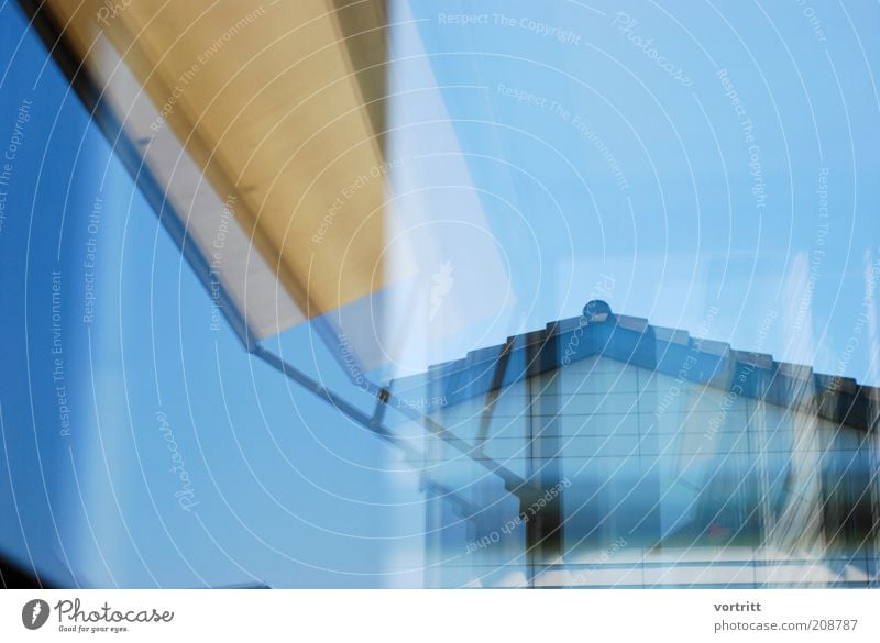 Synthese Häusliches Leben Wohnung Haus Gebäude Architektur Fassade Terrasse Dach blau gelb Sonnenblende Himmel Konstruktion Reflexion & Spiegelung Farbfoto