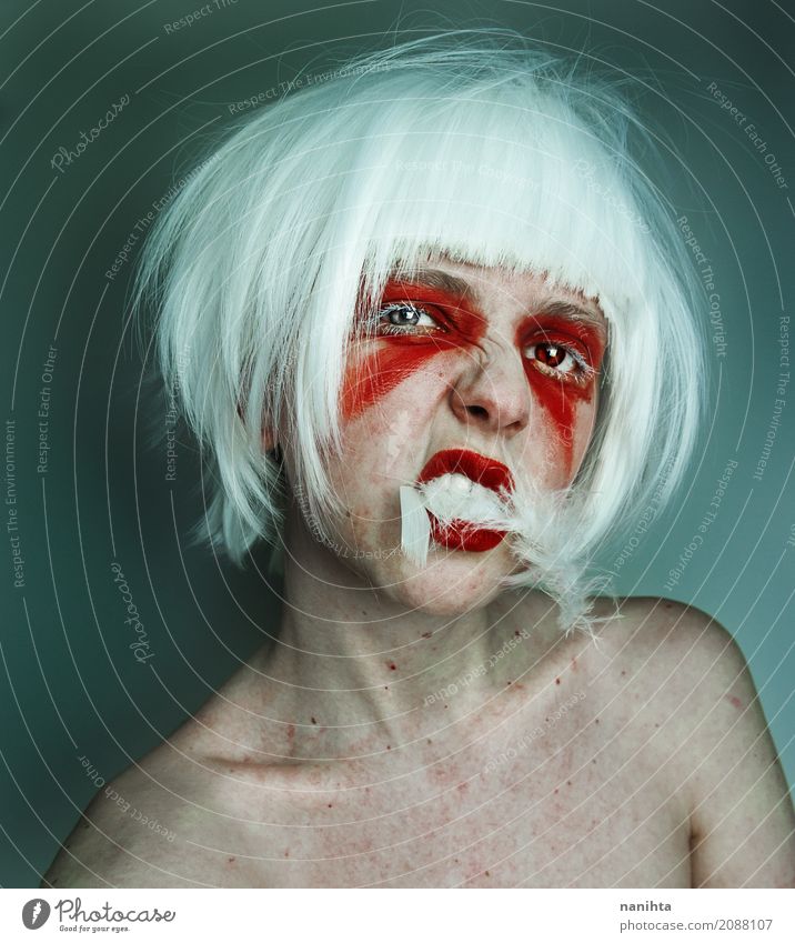 Künstlerisches Porträt einer jungen wilden Frau Schminke Lippenstift Karneval Halloween Mensch androgyn Jugendliche 1 18-30 Jahre Erwachsene Kunst weißhaarig