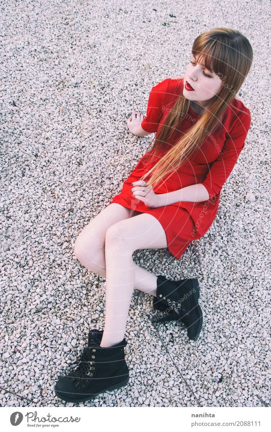 Junge blonde Frau, die ein rotes Kleid trägt elegant Stil Mensch feminin Junge Frau Jugendliche 1 18-30 Jahre Erwachsene Mode Stiefel Haare & Frisuren