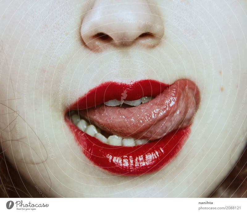 Schließen Sie oben vom Mund einer jungen Frau, der heraus ihre Zunge haftet Haut Gesicht Lippenstift Mensch feminin Junge Frau Jugendliche Nase 1 18-30 Jahre