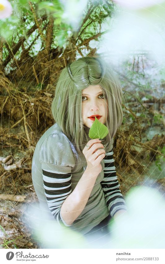 Junge Frau mit einem Blatt in ihren Händen Mensch feminin Jugendliche 1 18-30 Jahre Erwachsene Umwelt Natur Frühling Sommer Wald Haare & Frisuren grauhaarig