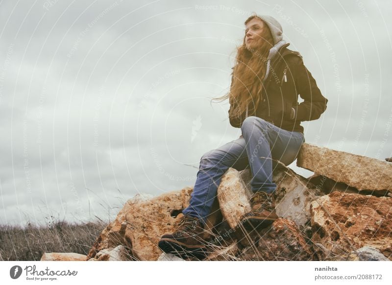 Junge blonde Frau an einem stürmischen Tag Lifestyle Wellness Leben Abenteuer Freiheit Expedition Berge u. Gebirge wandern Mensch feminin Junge Frau Jugendliche