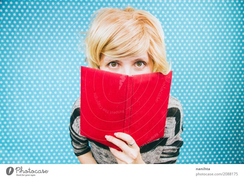 Junge blonde Frau von einem Buch bedeckt Lifestyle lesen Bildung lernen Schüler Mensch feminin Junge Frau Jugendliche 1 18-30 Jahre Erwachsene Kultur Ring