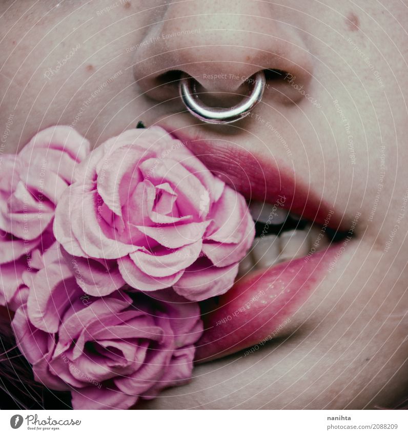 Schließen Sie oben von den beißenden Blumen der jungen Frau des Munds schön Lippenstift feminin Junge Frau Jugendliche Gesicht Nase Zähne 1 Mensch 18-30 Jahre