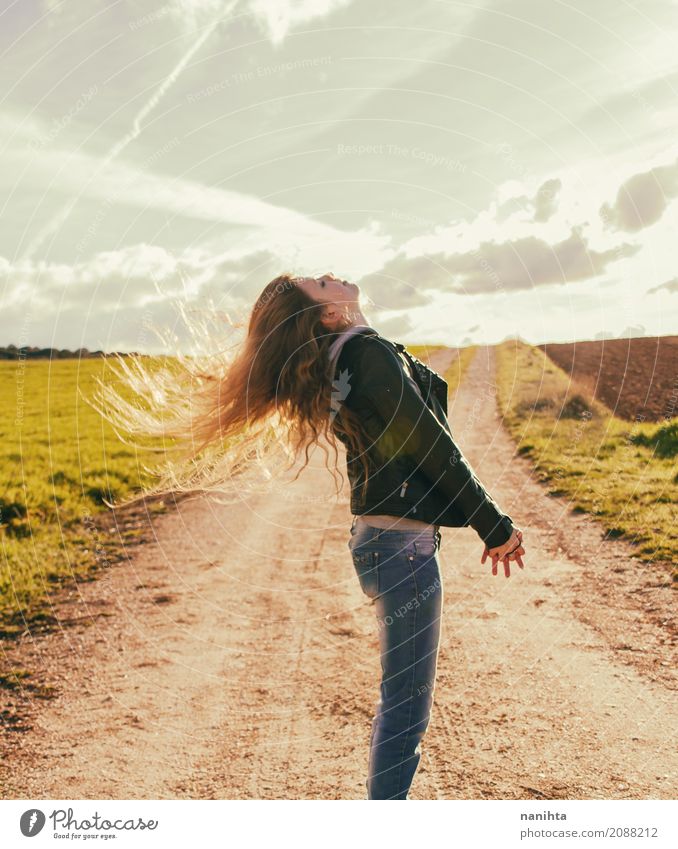 Junge Frau, die den Sonnenuntergang mit dem Wind durchbrennt ihr Haar genießt Lifestyle Stil Freude Gesundheit Wellness Leben Sommer Mensch feminin Jugendliche
