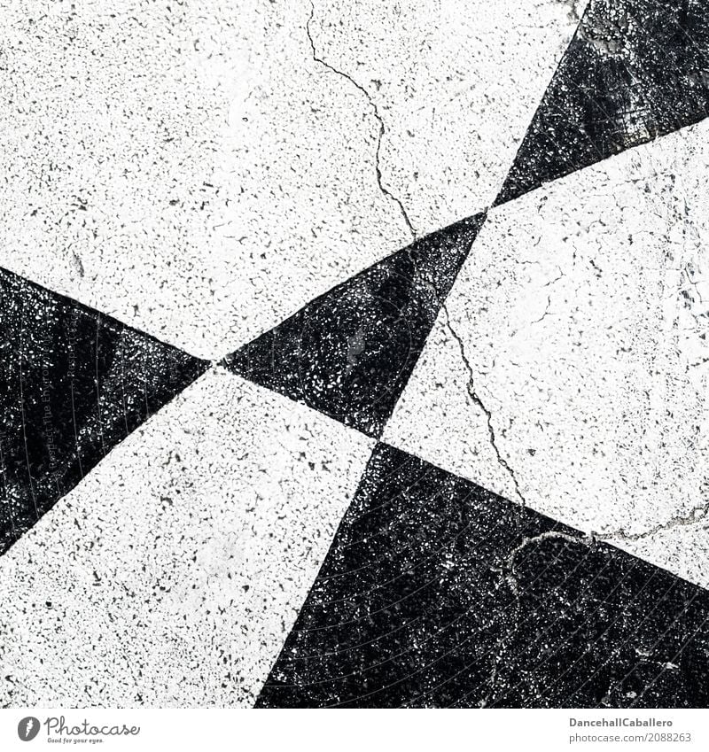...schwarz...weiß...weiß...schwarz... Straße Stein Linie Streifen kaputt modern alt Riss Muster Dreieck Hintergrundbild neutral Schachbrett Geometrie