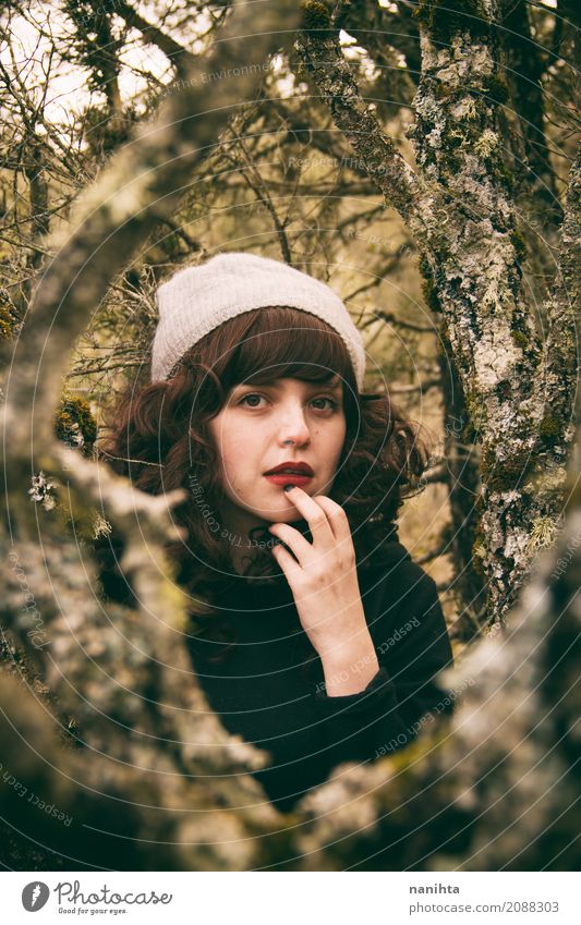 Portrait einer jungen Frau verloren in einen Wald Mensch feminin Junge Frau Jugendliche 1 18-30 Jahre Erwachsene Natur Frühling Herbst Schönes Wetter Baum Hut