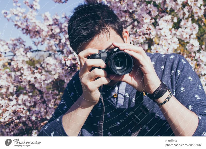 Junger Mann, der Fotos nimmt Lifestyle Freizeit & Hobby Fotokamera Fotografie Mensch maskulin Jugendliche 1 18-30 Jahre Erwachsene Natur Frühling Schönes Wetter