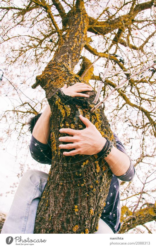 Junger Mann, der einen Baum umarmt Lifestyle Mensch maskulin Jugendliche 1 18-30 Jahre Erwachsene Umwelt Natur Himmel Pflanze Park Wald atmen entdecken