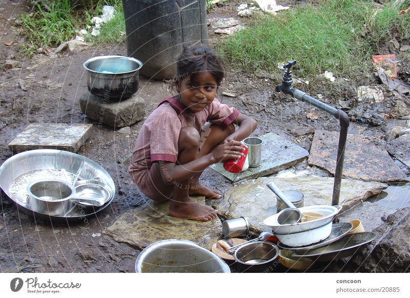 Leben im Slum Elendsviertel elend Kind Mädchen Spielen Armut dreckig Erde
