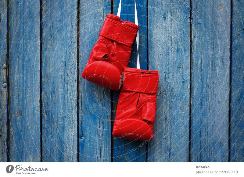 Paar rote Handschuhe zum Kickboxen Sport Erfolg Seil Leder Holz alt dreckig retro blau Konkurrenz Schutz Kraft Entwurf Symbole & Metaphern altehrwürdig