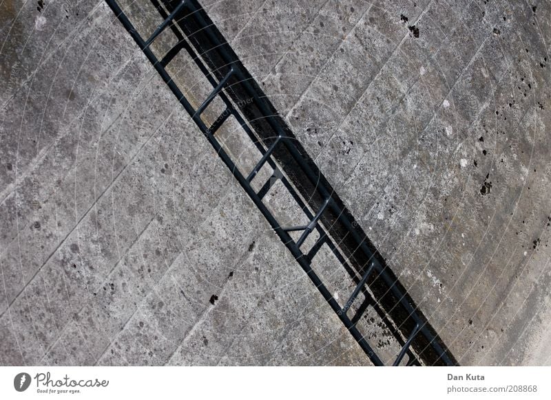 Ein ewiges auf und ab … Gebäude Beton Metall Treppe Leiter dreckig hoch trist grau Niveau aufwärts abwärts steigen steigend graphisch Außenaufnahme