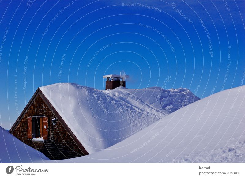 Skihütte Wolkenloser Himmel Sonnenlicht Winter Klima Schönes Wetter Schnee Hügel Alpen Berge u. Gebirge Haus Hütte Fenster Fensterladen Schornstein blau weiß