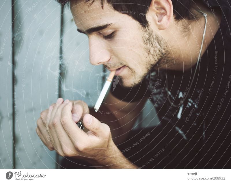blue smoke maskulin Jugendliche Kopf Gesicht Hand 1 Mensch 18-30 Jahre Erwachsene Rauchen Coolness schön einzigartig blau Zigarette anzünden Feuerzeug ungesund