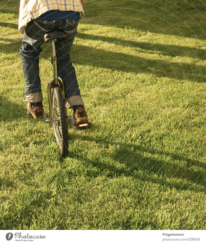 Darf ich dir ein Rad geben? Lifestyle Freizeit & Hobby Spielen Sport Fahrradfahren Beine Sommer Kraft Willensstärke Freude Einradfahren Jeanshose Wiese