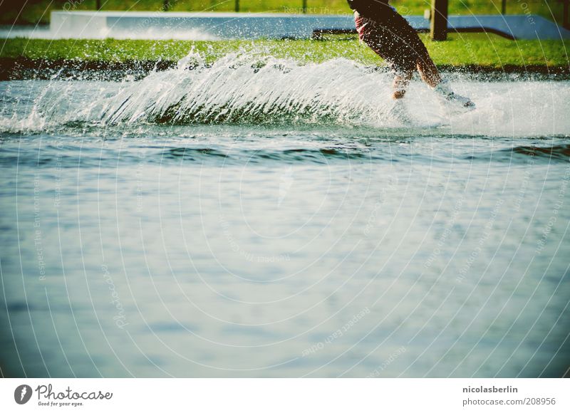 Ab und davon! Freizeit & Hobby Wassersport maskulin Beine Sommer Wellen See genießen Coolness nass Geschwindigkeit sportlich Leben Bewegung Fitness Kraft