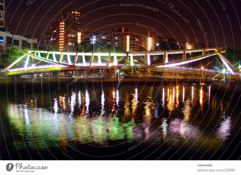 Die Brücke am.. (9915km enfernt von Deutschland) Stahl mehrfarbig Abend Physik Thailand Singapore Architektur Farbe Fluss Spieglung Wärme