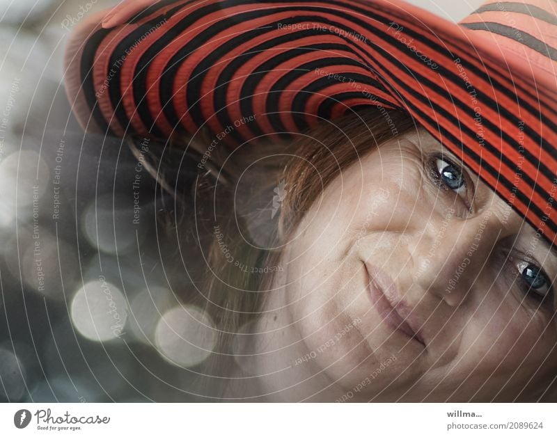 Verliebtsein - verträumtes Porträt einer Frau mit rotem Hut Gesicht Lächeln glücklich Glück Verliebtheit verliebt Fröhlichkeit Zufriedenheit Lebensfreude