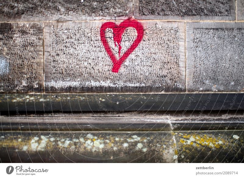 Herz Information Frühlingsgefühle Gefühle Graffiti Liebe Liebeserklärung Mitteilung Romantik Textfreiraum Zuneigung Mauer Wand Granit Stein Fuge Gemäuer Tagger