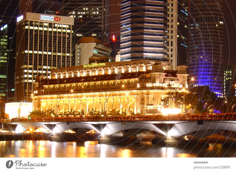 Im Glanze der Nacht (Fullerton) erleuchten Thailand Singapore historisch GPO Fullerton Hotel altes Postgebäude Licht