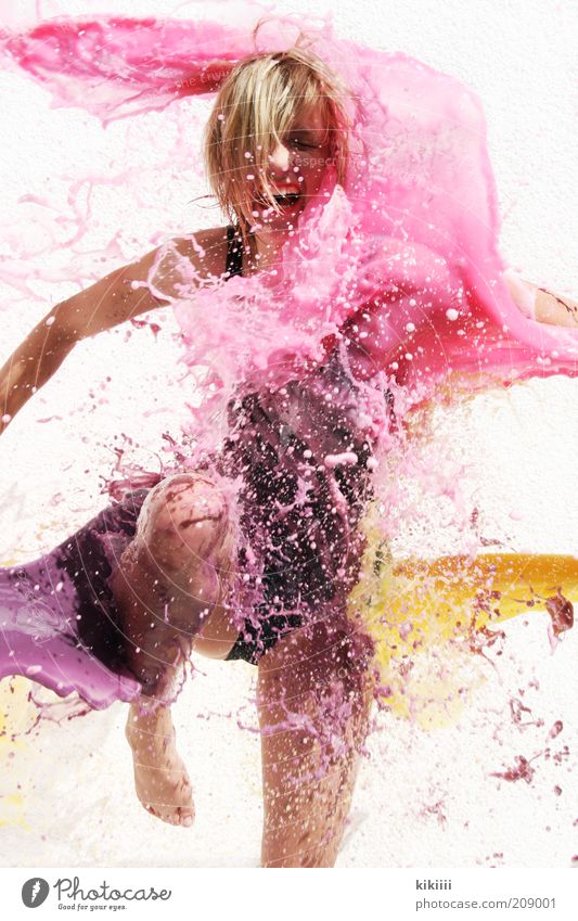 spritzig feminin Junge Frau Jugendliche 1 Mensch Bikini Badeanzug blond kurzhaarig Wasser Tropfen Bewegung schreien springen Flüssigkeit nass gelb rosa schwarz