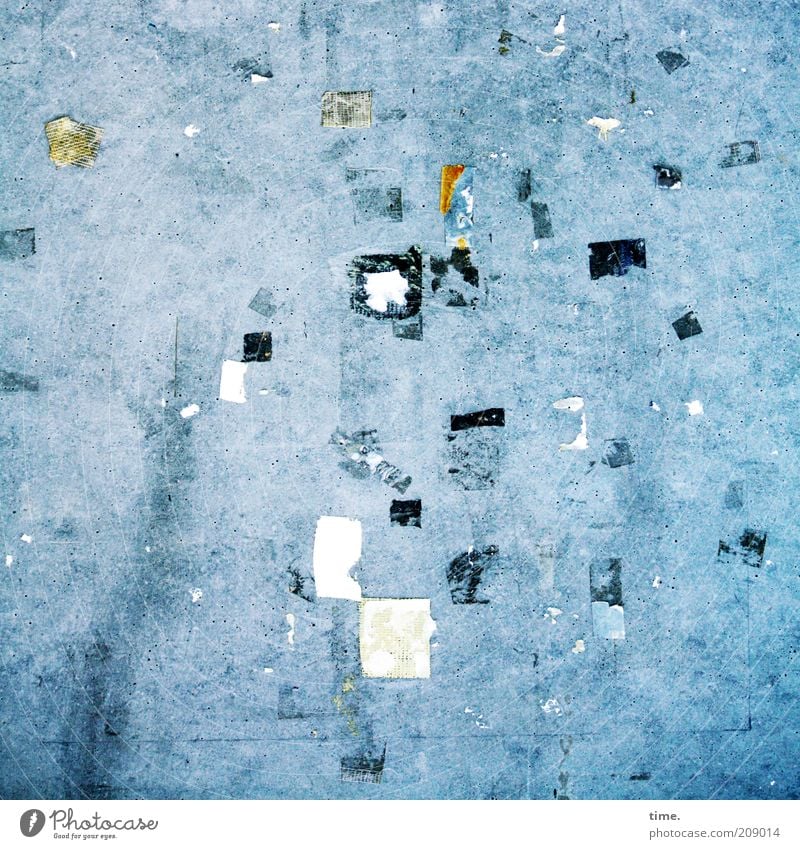 [H10.1] - Modern Art (Slight Return of Reste einer Ausstellung) Beton Kunststoff dreckig blau grau chaotisch Wand durcheinander kleben Innenaufnahme