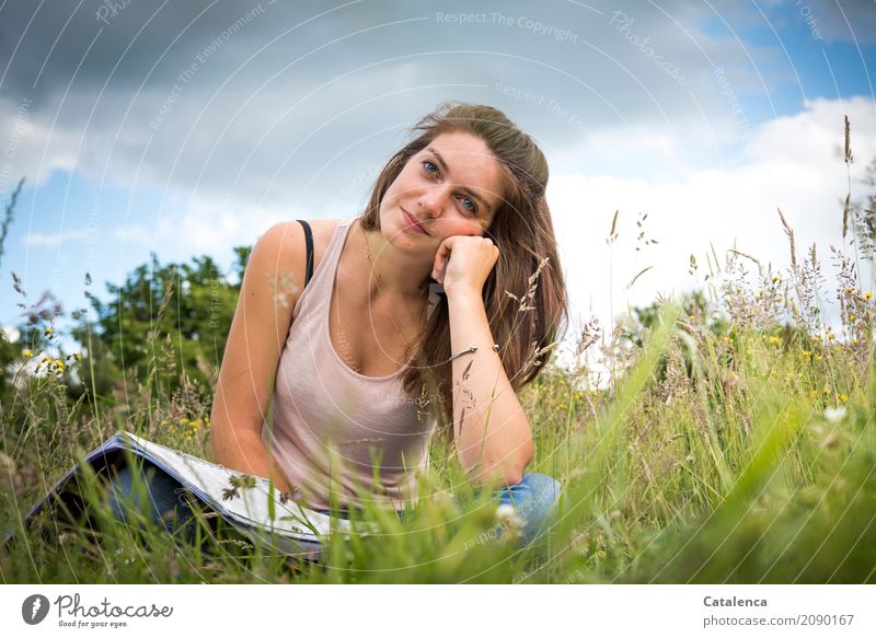 Eine kleine Pause, die junge Frau auf der Wiese legt eine Lernpause ein feminin Junge Frau Jugendliche 1 Mensch Natur Pflanze Himmel Wolken Sommer