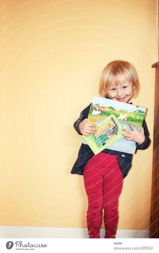 Hihi Spielen lesen Kinderspiel Wohnung Kindererziehung Bildung Kindergarten lernen Mensch Mädchen Kindheit 1 3-8 Jahre Buch Kleid Strumpfhose blond Lächeln