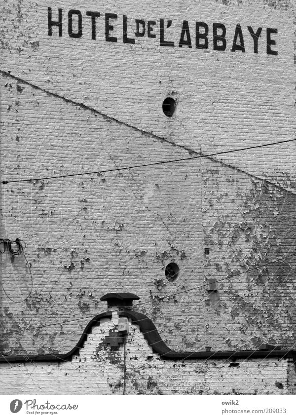 Hotel Belgien Haus Bauwerk Gebäude Architektur Mauer Wand Fassade grau schwarz weiß verfallen Farbe Anstrich Linie Putz Putzfassade Schriftzeichen Buchstaben