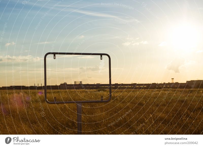 ein_rahmen Landschaft Horizont Sonnenlicht Schönes Wetter Wiese Berlin Flughafen Flugplatz Perspektive Rahmen einrahmen Freiheit Ferne Schilder & Markierungen
