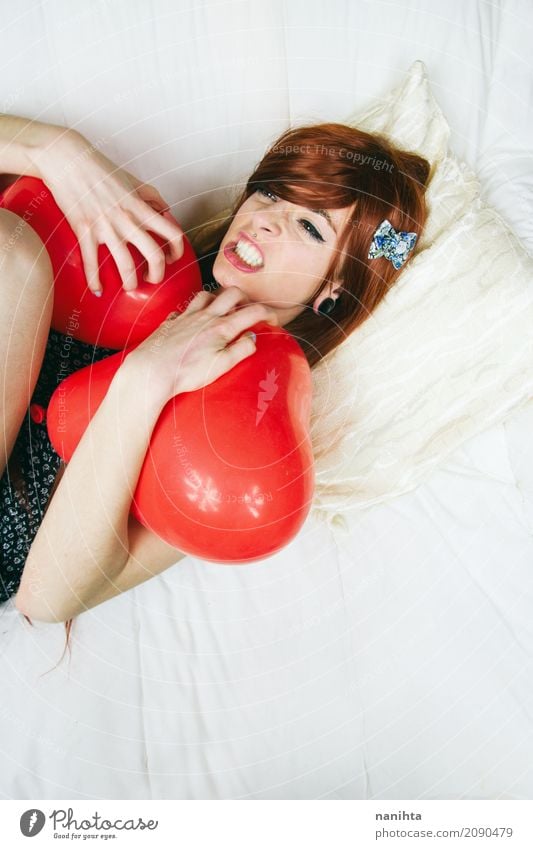 Die junge verärgerte Frau, die Herz umarmt, formte Ballone Lifestyle Stil schön Bett Valentinstag Mensch feminin Junge Frau Jugendliche 1 18-30 Jahre Erwachsene