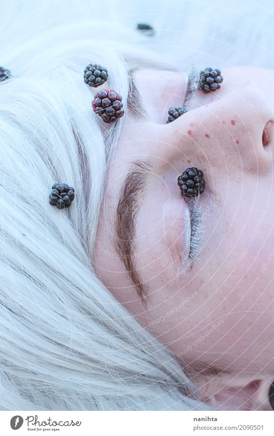 Magischer Abschluss oben der geschlossenen Augen einer jungen Frau Lebensmittel Frucht Brombeeren exotisch schön Haut Wimperntusche Sommersprossen Mensch