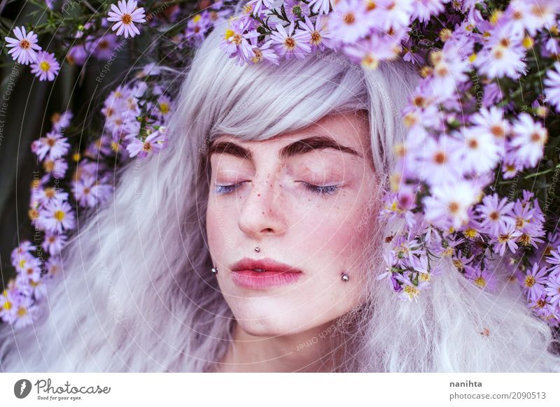 Künstlerisches Porträt der jungen Frau mit vielen purpurroten Blumen feminin Jugendliche 1 Mensch 18-30 Jahre Erwachsene Umwelt Natur Pflanze Wildpflanze