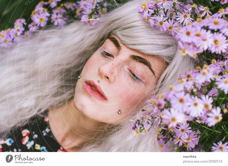 Junge Frau, die mit purpurroten Blumen aufwirft elegant Gesicht Sommersprossen Sinnesorgane Erholung Duft Mensch feminin Jugendliche 1 18-30 Jahre Erwachsene