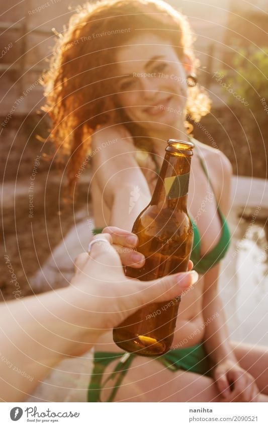 Junge Rothaarigefrau teilt ein Bier Erfrischungsgetränk Lifestyle Stil Freude schön Körper Haare & Frisuren Wellness Leben Ferien & Urlaub & Reisen Tourismus