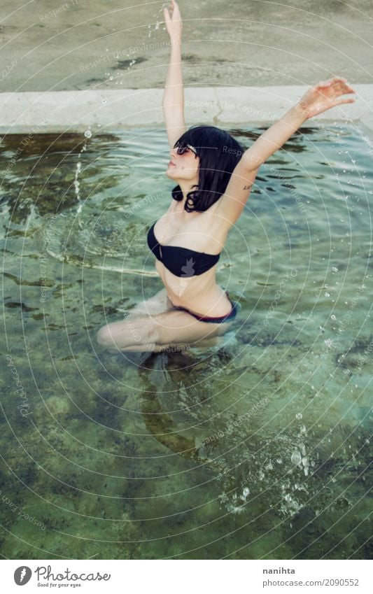 Junge Frau in einem Pool das Wasser genießend Lifestyle elegant Stil Freude Körper Gesundheit Wellness Leben Wohlgefühl Erholung Schwimmbad