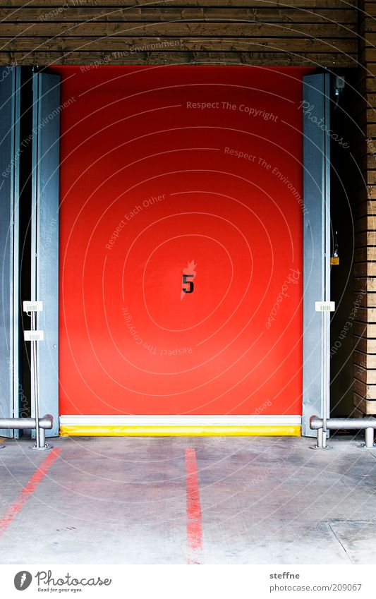 Nummer 5 lebt. Tür rot Ziffern & Zahlen Lagerhalle Farbfoto mehrfarbig Außenaufnahme Hallentor Schiebetor Menschenleer Bodenmarkierung Tag