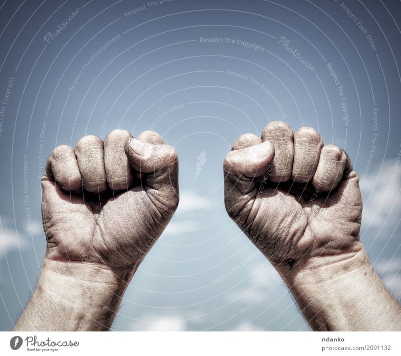 Zwei schmutzige männliche Hände ballten die Faust Freiheit Hand Finger 18-30 Jahre Jugendliche Erwachsene Himmel Aggression dreckig stark blau schwarz Kraft