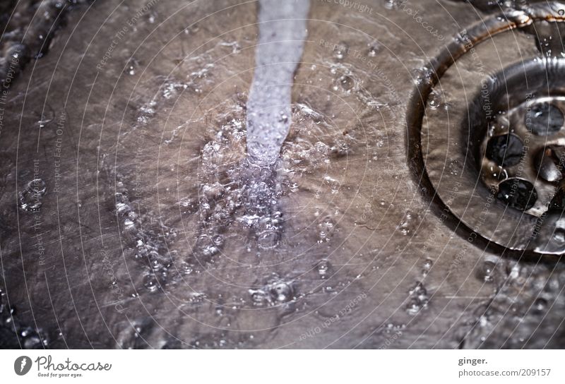 Kostbares Nass Wasser grau silber Wasserstrahl spritzen Abfluss Ressource Energiekrise verschwenden Treffer fließen Loch Schraube Metall Aluminium Küchenspüle