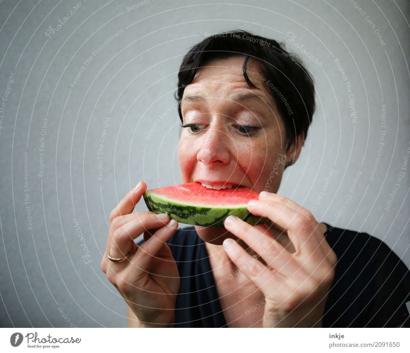 Not so young woman finally biting in watermelon Frucht Wassermelone Melonen Frau Erwachsene Leben Gesicht Hand 1 Mensch 30-45 Jahre Teile u. Stücke Essen