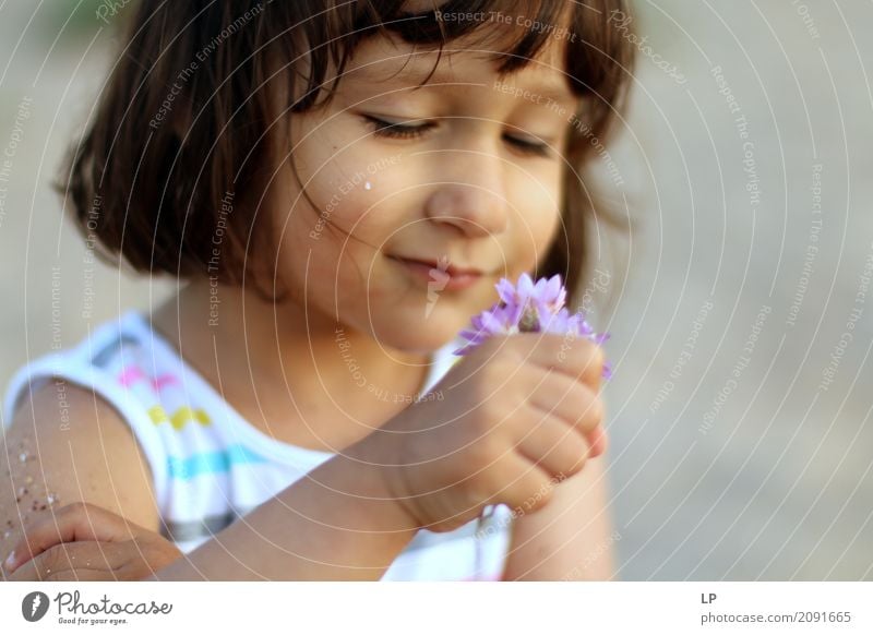 kleines Mädchen, Blumen beobachtend Lifestyle Freude Wellness harmonisch Wohlgefühl Zufriedenheit Sinnesorgane Erholung ruhig Duft Feste & Feiern Muttertag