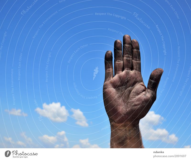 Schmutzige männliche Palme hob sich Freiheit maskulin Hand Finger Himmel Wolken dreckig blau schwarz Schutz Hilfsbereitschaft Selbstständigkeit Überleben