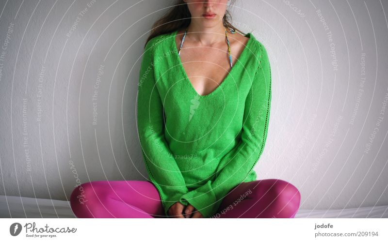 Meditation in bunt Mensch feminin Junge Frau Jugendliche Erwachsene 1 18-30 Jahre sitzen grün rosa grasgrün Schneidersitz ruhen ruhig warten Langeweile