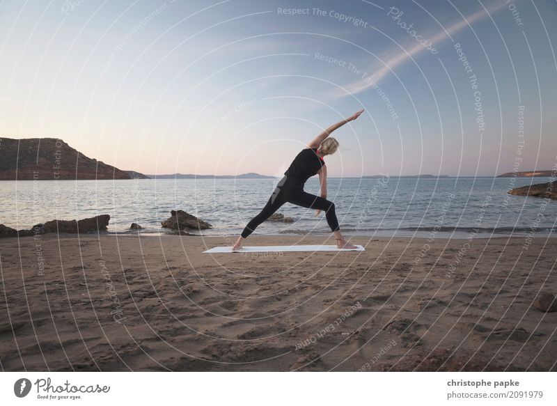 frau macht yoga am strand Lifestyle harmonisch Wohlgefühl Zufriedenheit Sinnesorgane Erholung ruhig Meditation Freizeit & Hobby Ferien & Urlaub & Reisen Sommer
