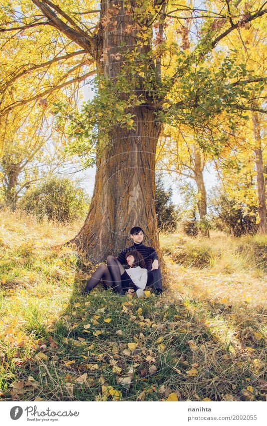 Junges Paar sitzt zusammen unter einem Baum Lifestyle Stil Wellness harmonisch Wohlgefühl Erholung Ferien & Urlaub & Reisen Tourismus Abenteuer Freiheit Sommer