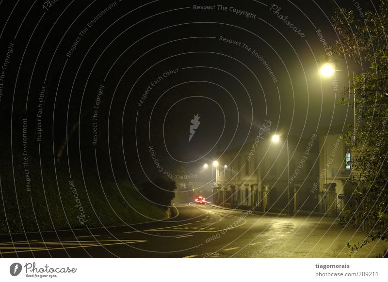 Kalte Nacht Dorf Kleinstadt Altstadt Menschenleer Straße Ampel Einsamkeit Außenaufnahme Langzeitbelichtung Totale