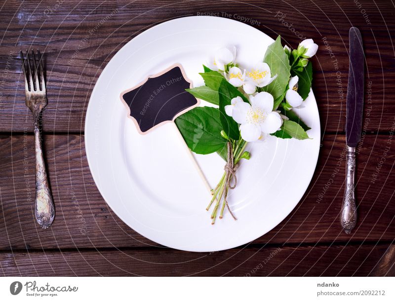 Weiße runde Platte Abendessen Teller Besteck Messer Gabel Dekoration & Verzierung Tisch Küche Restaurant Tafel Werkzeug Blume Blumenstrauß Holz Metall alt oben